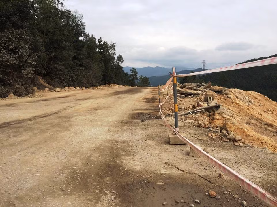 Dù là đường miền núi cấp 4 nhưng đây là con đường có mật độ lưu thông cao. Ngoài người dân phường Phương Đông và xã Thượng Yên Công (TP Uông Bí, Quảng Ninh) lưu thông qua lại thì còn rất đông những người về hành hương, tham quan Khu di tích danh thắng Yên Tử cũng lưu thông trên con đường này. Hàng ngày có hàng trăm, thậm chí hàng nghìn lượt ô tô, xe máy qua lại trên tuyến đường trên.