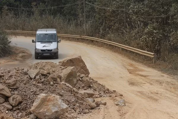 Thậm chí đất đá được đơn vị thi công đổ ra như thế này.