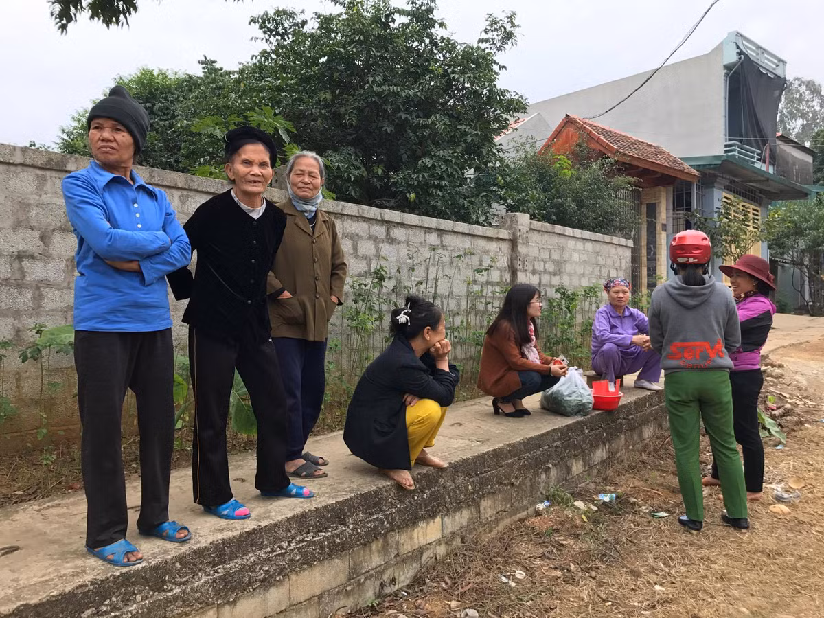 Người dân vẫn kéo đến để theo dõi thông tin.