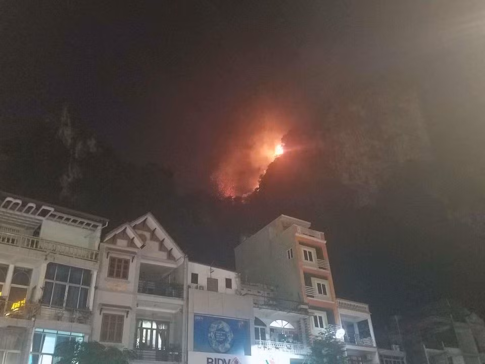 Quang Ninh: Nui Bai Tho chay lon, yeu cau nguoi dan so tan-Hinh-2