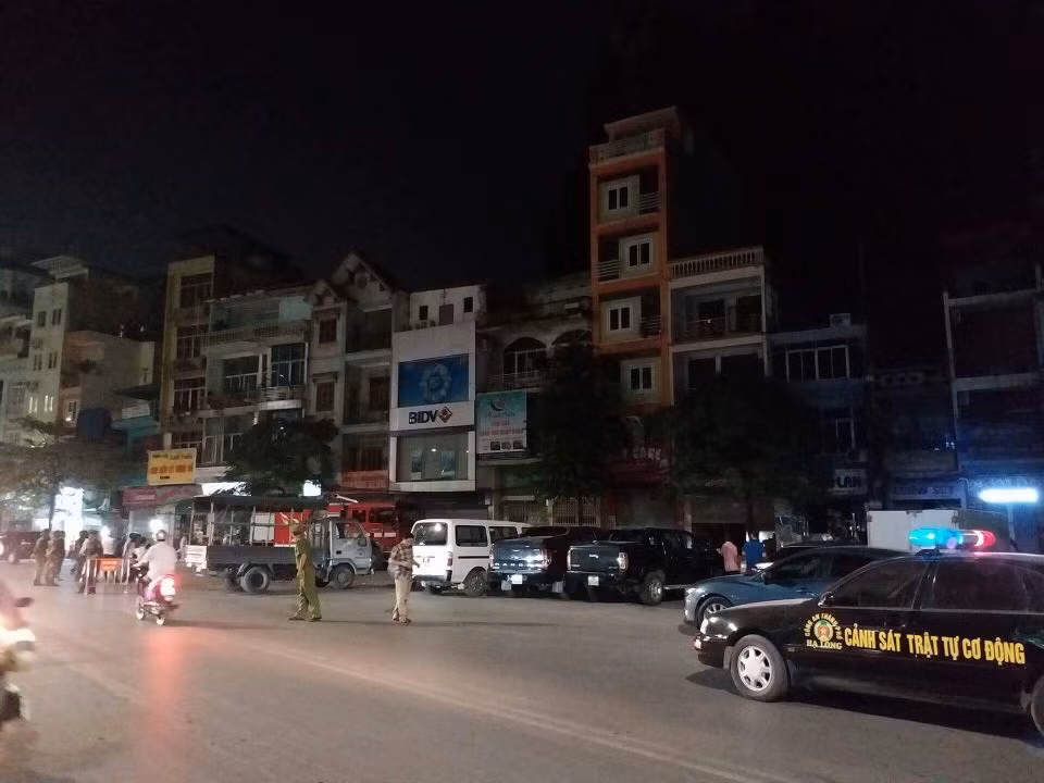 Quang Ninh: Nui Bai Tho chay lon, yeu cau nguoi dan so tan-Hinh-4