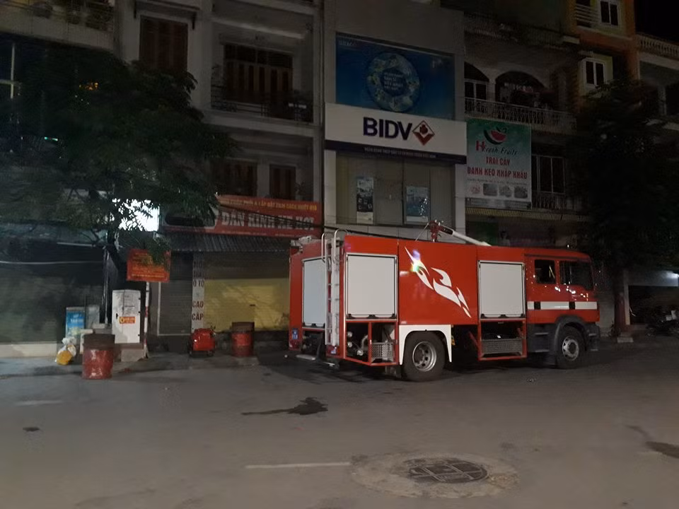 Quang Ninh: Nui Bai Tho chay lon, yeu cau nguoi dan so tan-Hinh-6