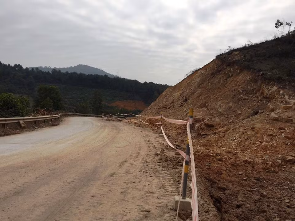 Theo tìm hiểu của PV Kiến Thức, thời gian gần đây khi người dân địa phương phản ánh lên các cấp chính quyền về việc bụi bặm, mất an toàn giao thông, đơn vị thi công đã cho xe tưới nước chống bụi nhưng tình trạng buông lỏng vấn đề an toàn giao thông trong quá trình thi công vẫn xảy ra.