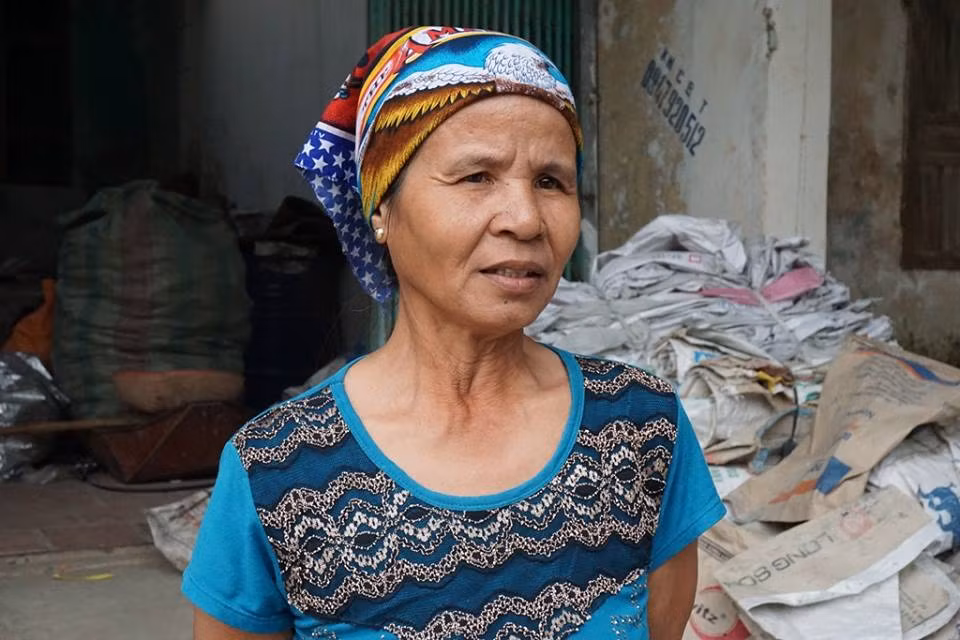 Bà Dương Thị Thơm - người phát hiện thi thể cháu bé xấu số ở bãi rác phường Đông Sơn.