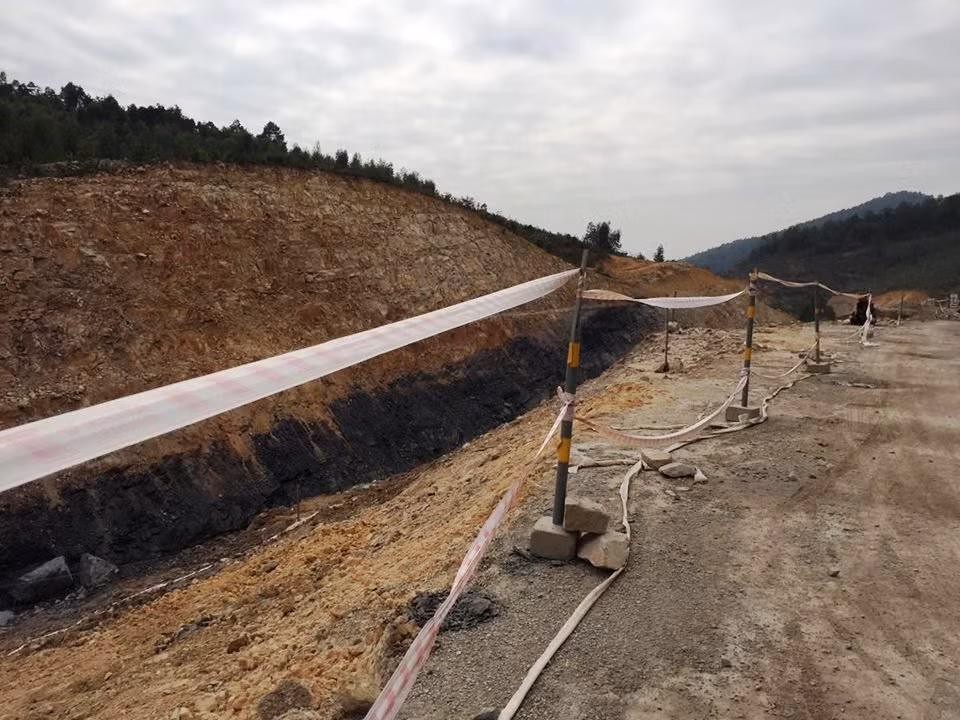 Dự án “Cải tạo, nâng cấp tuyến đường từ QL18 vào khu Di tích Yên Tử, đoạn từ Dốc Đỏ đến ngã tư Nam Mẫu - Giai đoạn 1” được khởi công từ tháng 11/2016 do ban quản lý Đầu tư các công trình văn hóa - thể thao Quảng Ninh làm chủ đầu tư, có tổng số vốn gần 260 tỷ đồng/7km. Đơn vị thi công là Công ty Cổ phần Nhân Bình, có trụ sở tại Hà Nội.