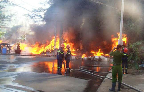 Lực lượng cảnh sát PCCC nhanh chóng có mặt cứu hỏa.