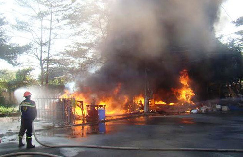 Do kho phế liệu chứa đầy vải, cao su, gỗ...nên đám cháy hoành hành dữ dội...