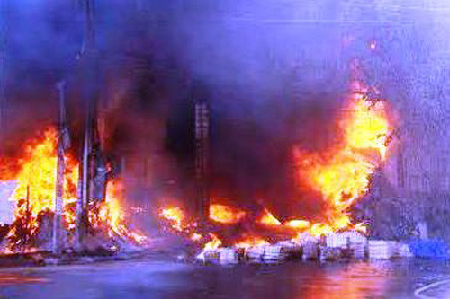 Khói đen và lửa bốc cao nghi ngút bao trùm khu vực.