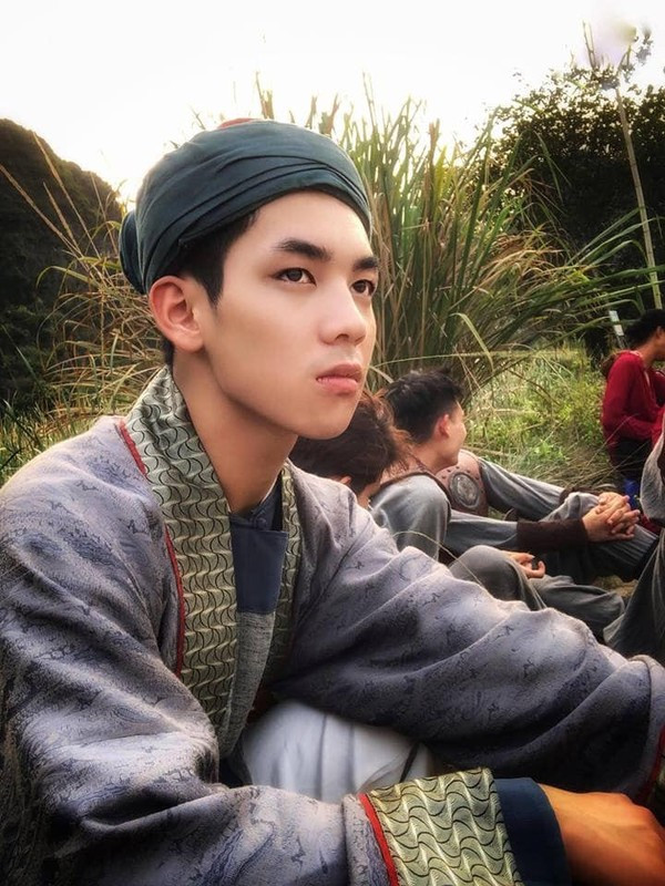 Dan mang rao riet tim thong tin chang nguoi hau trong MV moi cua Chi Pu-Hinh-3