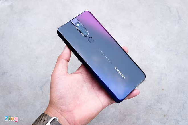 Oppo F11 Pro được lên kệ tại Việt Nam vào ngày 12/4 với giá 8,5 triệu đồng. Model này có camera selfie 16 MP được đặt ẩn dưới đỉnh máy. Thiết bị sở hữu camera kép, trong đó một camera chính độ phân giải 48 MP và một camera phụ 5 MP. Viên pin của máy có dung lượng 4.000 mAh, tích hợp chuẩn sạc nhanh VOOC 3.0 độc quyền của Oppo cho phép sạc đầy pin trong 80 phút.