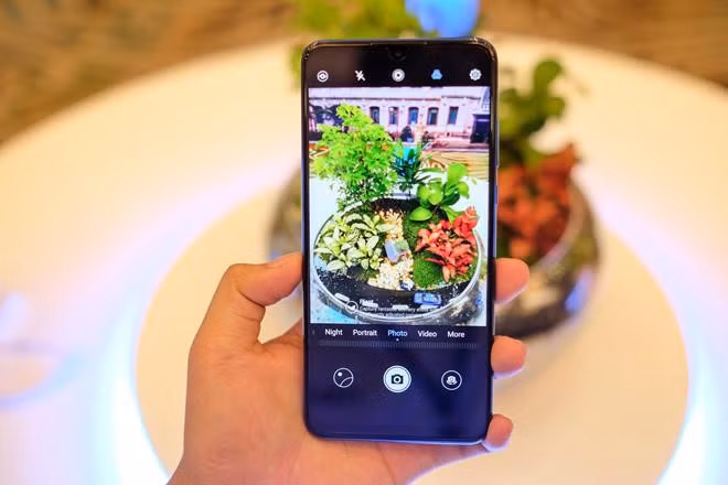 Huawei P30 Lite có giá 7,5 triệu đồng và có mặt trên thị trường vào ngày 7/4. Đây là smartphone có mức giá thấp nhất trong dòng P30 series. Máy có 3 camera sau bao gồm camera chính 24 MP, 2 camera góc rộng và chiều sâu có độ phân giải lần lượt là 8 MP và 2 MP. Model này sở hữu chip Kirin 710, RAM 6 GB, bộ nhớ trong 128 GB cùng viên pin 3.340 mAh, tích hợp sạc nhanh 18 W.