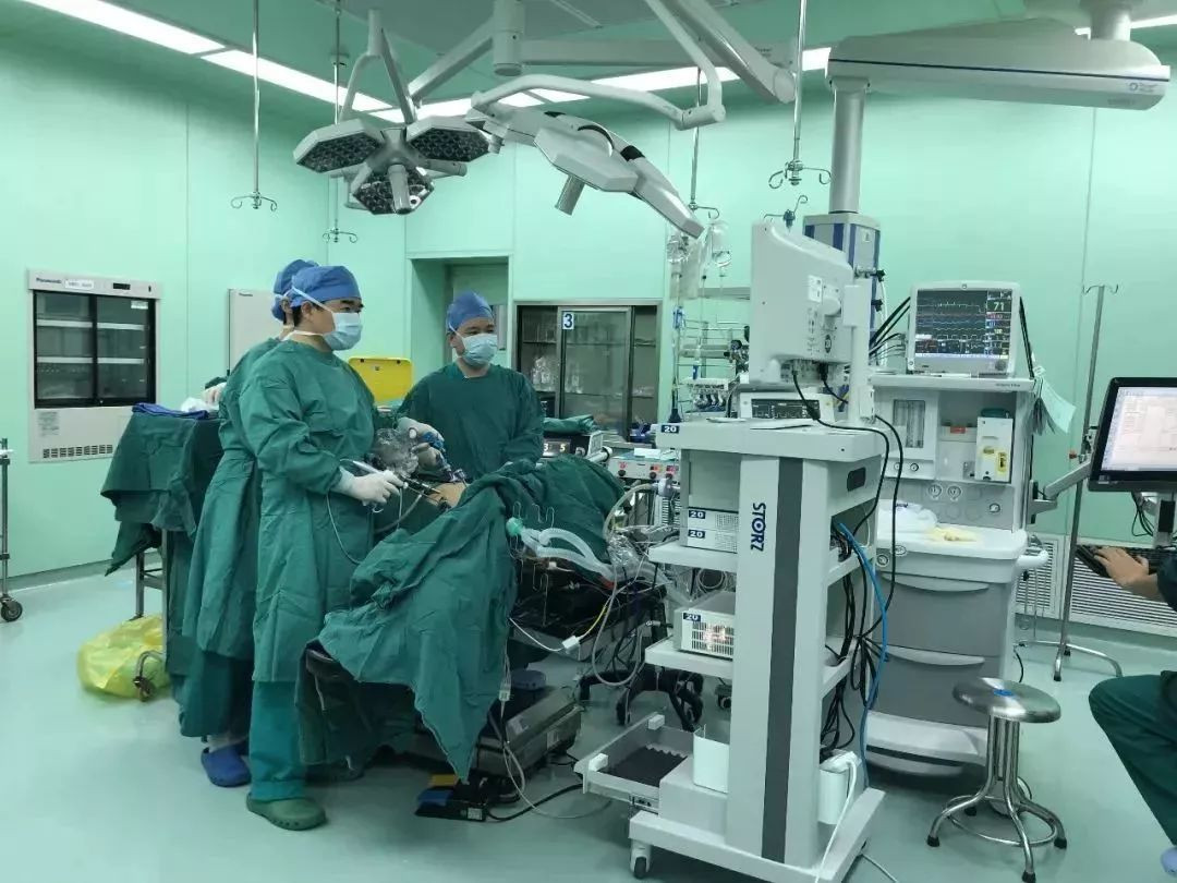 Nguoi dan ong mac 3 loai ung thu cung luc, bac si chi mat thu pham