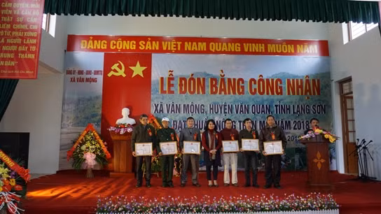 Ngo ngang dat ngheo Van Mong: Duong em, xe bon, dan kham kha-Hinh-4