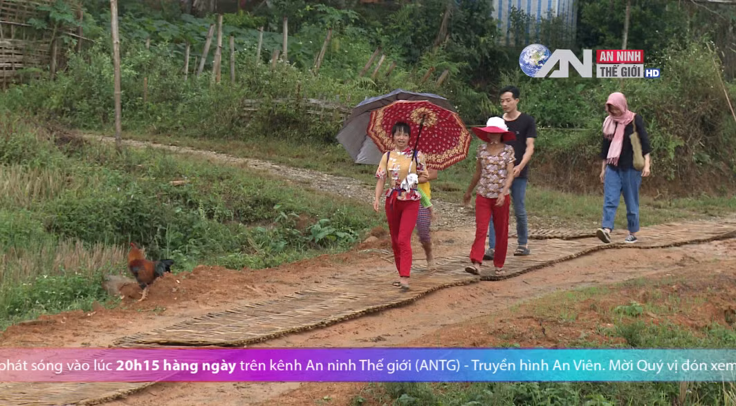 Con đường bê tông tre giúp người dân thoát khỏi cảnh lầy lội.