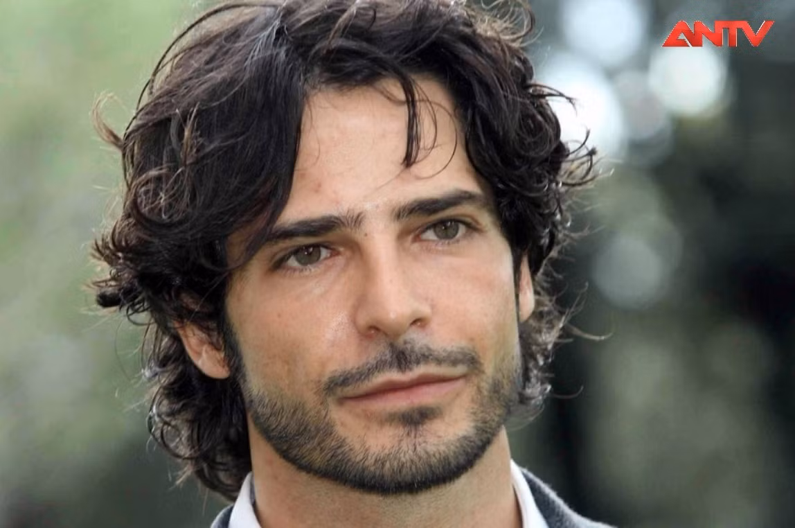 Diễn viên Marco Bocci trong vai Phó cục trưởng Domenico Calcaterra.