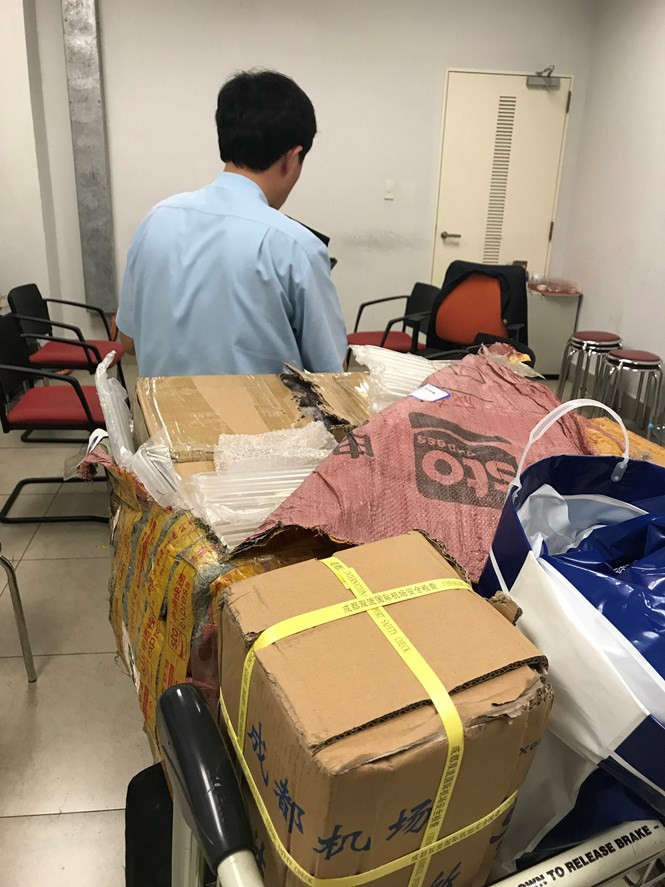 Lô hành lý của chị Đ.T.H bị giữ tại sân bay Nội Bài. Ảnh người dân cung cấp