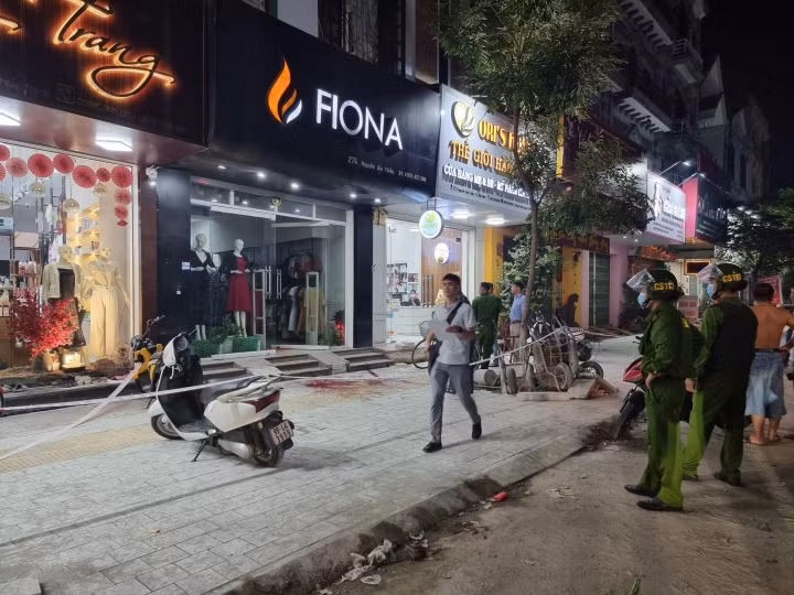 Theo lời khai của Hoàng, sau đó chị B quen anh Hoàng Xuân D. Do ghen tuông nên Hoàng thường xuyên đánh chị B. Do đó, chị B đã chia tay Hoàng và xin làm nhân viên ở quán cắt tóc gội đầu Vũ Huyền ở phường Tiền An, TP Bắc Ninh. Hoàng nhiều lần níu kéo, muốn quay lại nhưng B không đồng ý vì cho rằng Hoàng bạo lực, hay đánh chửi mình nên hai người thường xuyên nhắn tin chửi nhau.