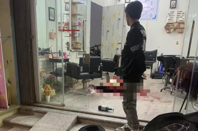 Đặc biệt, do khoản vay 1 triệu đồng trước đó, chị B. và Hoàng đã có những lời lẽ xúc phạm danh dự nhau. Hoàng lên mạng xã hội tải 1 clip của một nữ giới hở vùng nhạy cảm, chụp lại 1 ảnh trong clip gửi cho chị B, nói clip này của chị B. Khi cãi nhau, Hoàng cay cú đăng clip lên mạng khiến chị B bị mọi người hiểu nhầm là cô gái trong clip nên hai bên đã xúc phạm nhau đến đỉnh điểm.