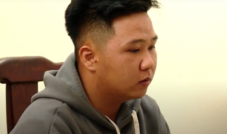 Khoảng 21h ngày 24/10, Hoàng ngồi phía ngoài nơi làm việc của chị B ở đường Nguyễn Gia Thiều, TP Bắc Ninh viết status với nội dung vĩnh biệt người thân rồi đăng lên Facebook. Sau đó, Hoàng xông vào dùng dao, kéo, cào đâm và đập nhiều nhát khiến chị B tử vong sau đó, anh D bị thương nặng.