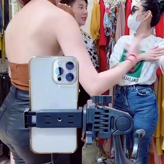 Lúc này, chị Yến xông vào can ngăn thì bị Khương dùng cùi chỏ đánh. Thấy xảy ra xô xát, bảo vệ cửa hàng là Nam và Tuấn chạy vào, do bực tức Nam dùng tay đánh một cái vào mắt trái của chị Khanh, Tuấn dùng tay đánh một cái vào mắt phải của chị Khanh.