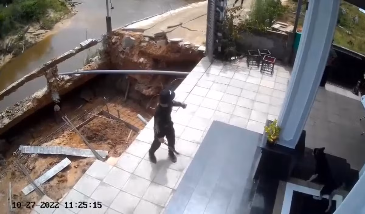 Thời điểm trên, nhóm của "Hai Lượng" với khoảng hơn 50 người đi trên 8 xe ô tô gồm xe bán tải, 7 chỗ và 16 chỗ đến khu đất của anh Đoài để giải quyết mâu thuẫn.