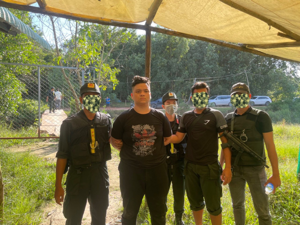 Cảnh sát đã bắt giữ được đối tượng trực tiếp dùng súng bắn các nạn nhân là Đoàn Thiên Long (19 tuổi, ngụ quận Tân Bình, TPHCM).