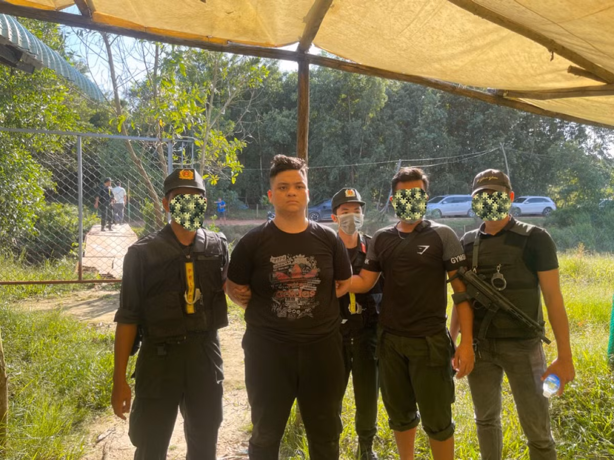 Cảnh sát đã bắt giữ được đối tượng trực tiếp dùng súng bắn các nạn nhân là Đoàn Thiên Long (19 tuổi, ngụ quận Tân Bình, TPHCM).