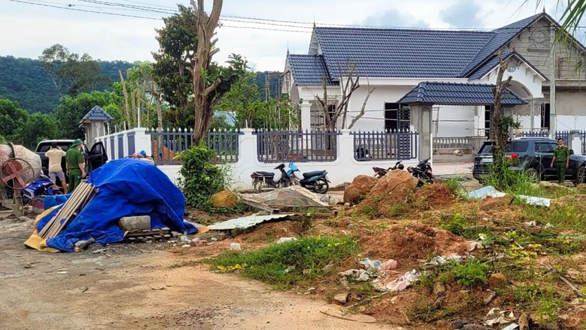 Một số người trong nhóm của "Hai Lượng" sử dụng súng (chưa rõ loại súng) rượt đuổi và bắn liên tục vào nhóm người có mâu thuẫn.