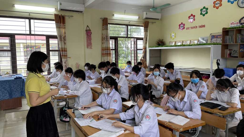  Quảng Ninh: HĐND tỉnh Quảng Ninh thông qua nghị quyết miễn 100% học phí năm học 2022 - 2023 cho trẻ mầm non, học sinh tiểu học, THCS và THPT, học viên học chương trình giáo dục thường xuyên cấp phổ thông đang học tại các cơ sở giáo dục trên địa bàn tỉnh. Học sinh được miễn theo số tháng học thực tế nhưng không quá 9 tháng. Tiền hỗ trợ sẽ được trích từ nguồn ngân sách tỉnh cấp trong dự toán hằng năm.