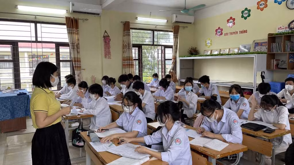  Quảng Ninh: HĐND tỉnh Quảng Ninh thông qua nghị quyết miễn 100% học phí năm học 2022 - 2023 cho trẻ mầm non, học sinh tiểu học, THCS và THPT, học viên học chương trình giáo dục thường xuyên cấp phổ thông đang học tại các cơ sở giáo dục trên địa bàn tỉnh. Học sinh được miễn theo số tháng học thực tế nhưng không quá 9 tháng. Tiền hỗ trợ sẽ được trích từ nguồn ngân sách tỉnh cấp trong dự toán hằng năm.