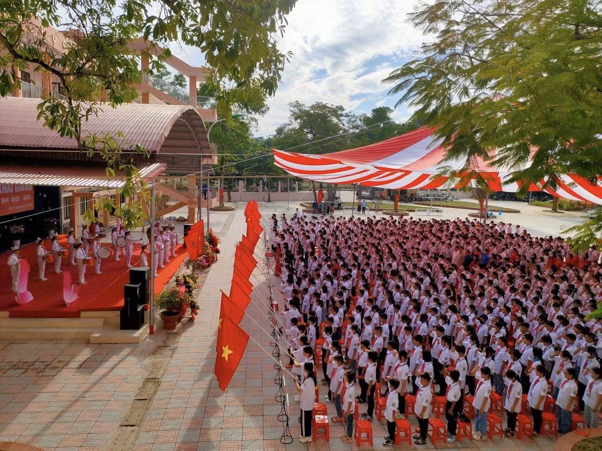  Bắc Kạn: UBND tỉnh và HĐND tỉnh Bắc Kạn đồng ý phương án giữ ổn định mức học phí trong năm học mới 2022 - 2023 theo đề xuất của Sở GD&amp;ĐT, đồng thời miễn 100% học phí cho khoảng gần 21.000 học sinh bậc THCS. 