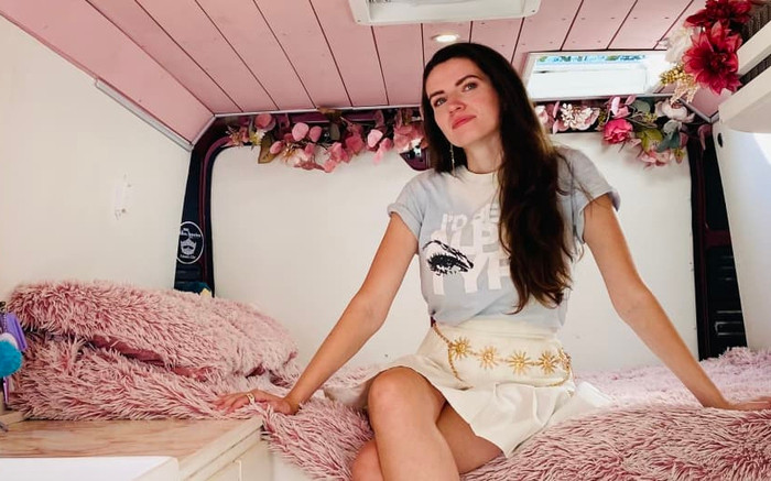 Cai tao xe van thanh nha di dong lay cam hung tu Taylor Swift