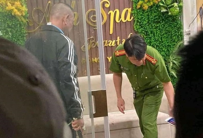  Sát hại bạn gái sau đó tự sát bất thành vì ghen tuông: Công an tỉnh Hải Dương vừa khởi tố, bắt giam Phan Trung Hòa (SN 1996, trú tại quận Hai Bà Trưng, TP Hà Nội) về tội Giết người. Hòa có quan hệ tình cảm với Lường Thị N. (sinh năm 1996, trú tại xã Chiềng En, huyện Sông Mã, Sơn La) nhưng gần đây hay mâu thuẫn. Nghi ngờ bạn gái có quan hệ tình cảm với người khác, Hòa mua dao đi tìm N bắt về phòng trọ, nếu không sẽ đâm chết. Tối 10/10, tại tiệm Anh spa ở Hải Dương, Hòa đã dùng dao đâm chị N tử vong tại chỗ. Nghi phạm tự sát nhưng không chết, được đưa đi cấp cứu đến nay đã ổn định. 