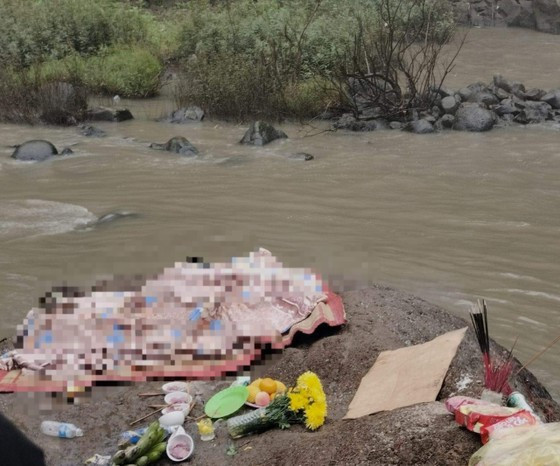  Đi chơi cùng gia đình bạn gái, nam thanh niên bị nước cuốn tử vong: Ngày 23/10, cơ quan chức năng đã trục vớt được thi thể nam thanh niên N.T.S. (25 tuổi, quê ở tỉnh Phú Yên) bị mất tích khi đi dã ngoại tại thác Drây Dlông (xã Quảng Hiệp, huyện Cư M'gar, tỉnh Đắk Lắk). Anh S từ tỉnh Phú Yên lên nhà bạn gái ở xã Ea Mdroh (huyện Cư M’gar) chơi. Trưa ngày 22/10, anh S. cùng người thân bên gia đình bạn gái đi dã ngoại tại khu vực thác Dray Dlông và tổ chức ăn uống. Khoảng 13h cùng ngày, anh S. xuống thác tắm và khi bơi ra giữa thác thì bị dòng nước cuốn trôi, mất tích. 