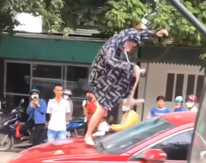  Người phụ nữ đạp vỡ kính ôtô, cắn tai cô gái vì ghen. Mạng xã hội vừa xuất hiện clip một người phụ nữ trèo lên nắp capo ôtô 4 chỗ rồi dùng chân đạp vỡ kính chắn phía trước, sau đó túm tóc đánh một cô gái ngồi trong xe. Lãnh đạo thị trấn Nông Cống (huyện Nông Cống, tỉnh Thanh Hóa) xác nhận sự việc xảy ra trên địa bàn và cho biết, nguyên nhân do ghen tuông và cô gái đã bị người phụ nữ cắn đứt 1 phần tai, 1 xe ôtô bị hư hỏng phần kính xe. 