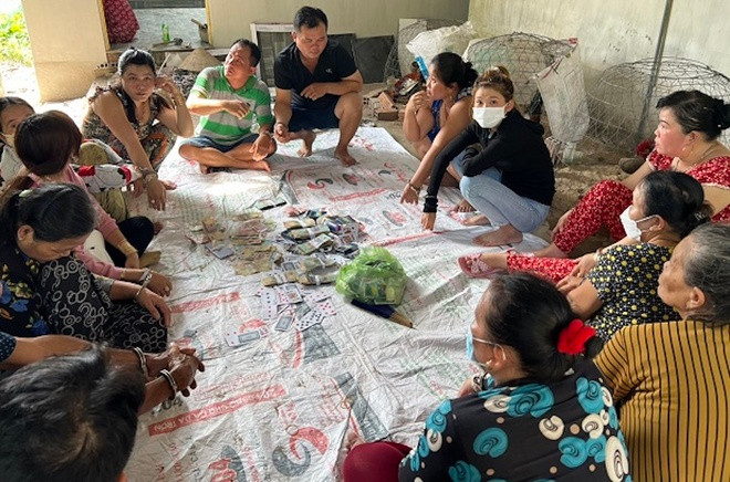  Sới bạc có nhiều phụ nữ tham gia: Ngày 23/10, Công an huyện Vũng Liêm, tỉnh Vĩnh Long, đã lập hồ sơ xử lý 15 người liên quan về hành vi đánh bạc. Trưa 22/10, Phòng Cảnh sát Quản lý hành chính về trật tự xã hội đã phối hợp với Công an huyện Vũng Liêm kiểm tra căn nhà ở xã Hiếu Nhơn. Cảnh sát phát hiện 15 người, trong đó 10 người là nữ đang tham gia đánh bạc ăn thua bằng tiền, tạm giữ hơn 50 triệu đồng, 5 điện thoại, 4 xe máy cùng các tang vật khác.