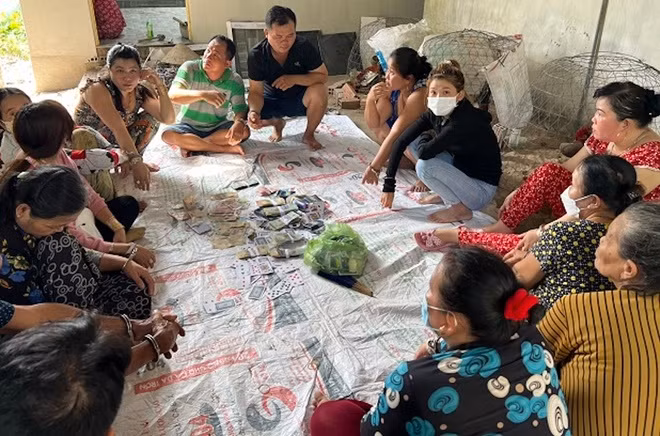  Sới bạc có nhiều phụ nữ tham gia: Ngày 23/10, Công an huyện Vũng Liêm, tỉnh Vĩnh Long, đã lập hồ sơ xử lý 15 người liên quan về hành vi đánh bạc. Trưa 22/10, Phòng Cảnh sát Quản lý hành chính về trật tự xã hội đã phối hợp với Công an huyện Vũng Liêm kiểm tra căn nhà ở xã Hiếu Nhơn. Cảnh sát phát hiện 15 người, trong đó 10 người là nữ đang tham gia đánh bạc ăn thua bằng tiền, tạm giữ hơn 50 triệu đồng, 5 điện thoại, 4 xe máy cùng các tang vật khác.