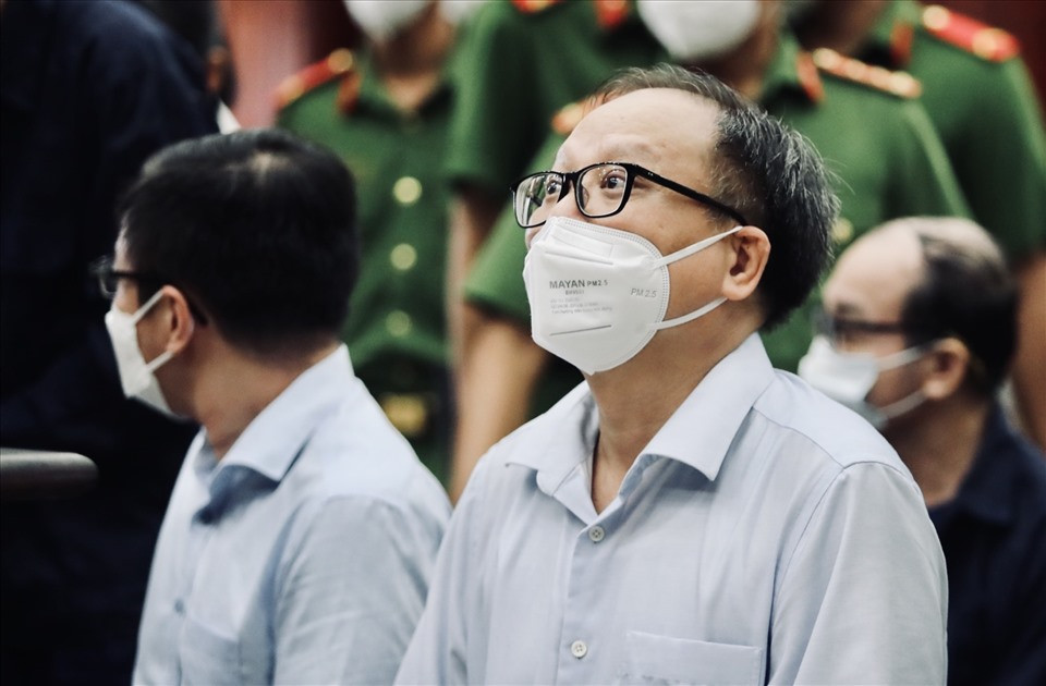 Trước đó, ngày 9/6, Hội đồng xét xử TAND Cấp cao tại TP HCM đã tuyên án phúc thẩm bị cáo Tất Thành Cang 8,5 năm tù về tội “vi phạm quy định về quản lý, sử dụng tài sản nhà nước gây thất thoát, lãng phí” trong vụ án sai phạm tại Công ty CP Phát triển Nam Sài Gòn (Sadeco). Như vậy, tổng hợp hai bản án trên, bị cáo Tất Thành Cang phải chấp hành hình phạt chung lên đến 14 năm 6 tháng tù. 