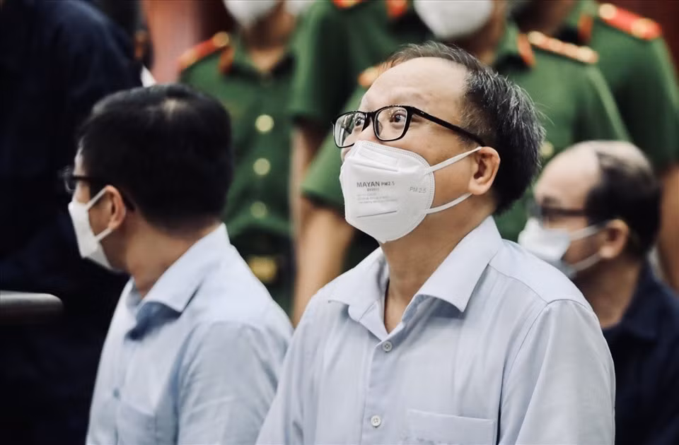 Trước đó, ngày 9/6, Hội đồng xét xử TAND Cấp cao tại TP HCM đã tuyên án phúc thẩm bị cáo Tất Thành Cang 8,5 năm tù về tội “vi phạm quy định về quản lý, sử dụng tài sản nhà nước gây thất thoát, lãng phí” trong vụ án sai phạm tại Công ty CP Phát triển Nam Sài Gòn (Sadeco). Như vậy, tổng hợp hai bản án trên, bị cáo Tất Thành Cang phải chấp hành hình phạt chung lên đến 14 năm 6 tháng tù. 