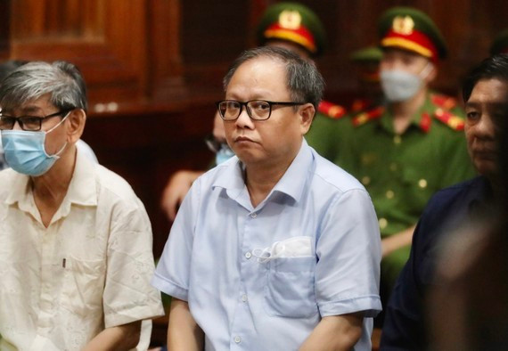 Nói lời sau cùng trước khi tòa tuyên án, bị cáo Tất Thành Cang gửi lời xin lỗi đến Đảng bộ thành phố và gia đình. 