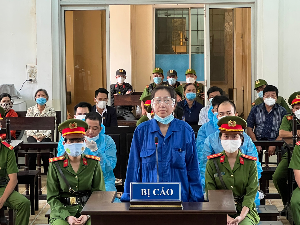 Liên quan đến “bà trùm” buôn lậu Mười Tường, trước đó, Công an tỉnh An Giang cũng bắt nhiều cựu cán bộ công an tỉnh này để làm rõ tội rửa tiền.