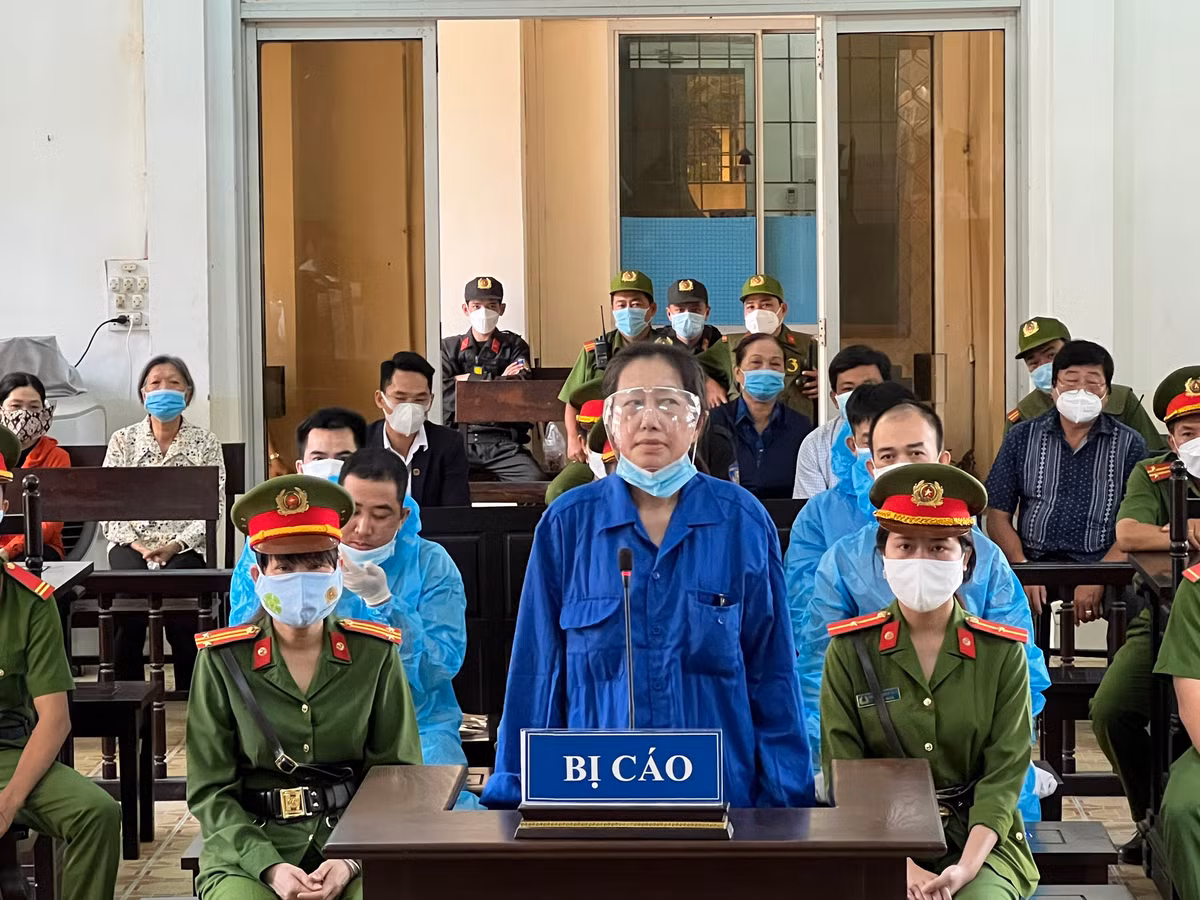 Liên quan đến “bà trùm” buôn lậu Mười Tường, trước đó, Công an tỉnh An Giang cũng bắt nhiều cựu cán bộ công an tỉnh này để làm rõ tội rửa tiền.