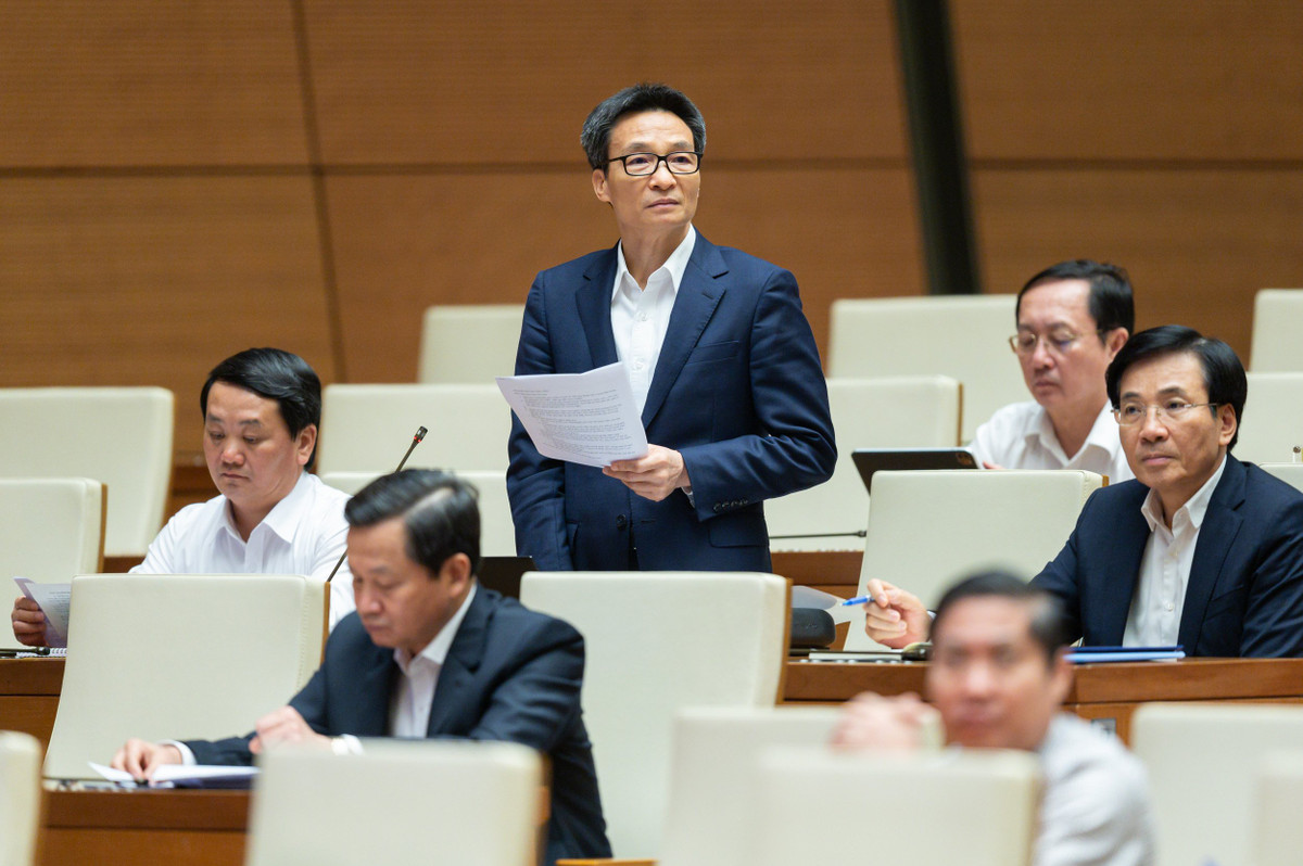  Phó Thủ tướng Chính phủ Vũ Đức Đam: "Tôi xin trân trọng cảm ơn tất cả các thầy giáo, các thầy thuốc. Mặc dù còn rất nhiều khó khăn nhưng vẫn đang nỗ lực hết mình vì sự nghiệp trồng người, vì sự nghiệp bảo vệ sức khỏe của người dân. Không chỉ là các lực lượng sẵn sàng hy sinh theo đúng nghĩa đen trong chống dịch, ngay giờ phút này vẫn hàng ngày, hàng giờ để cứu chữa bệnh nhân".