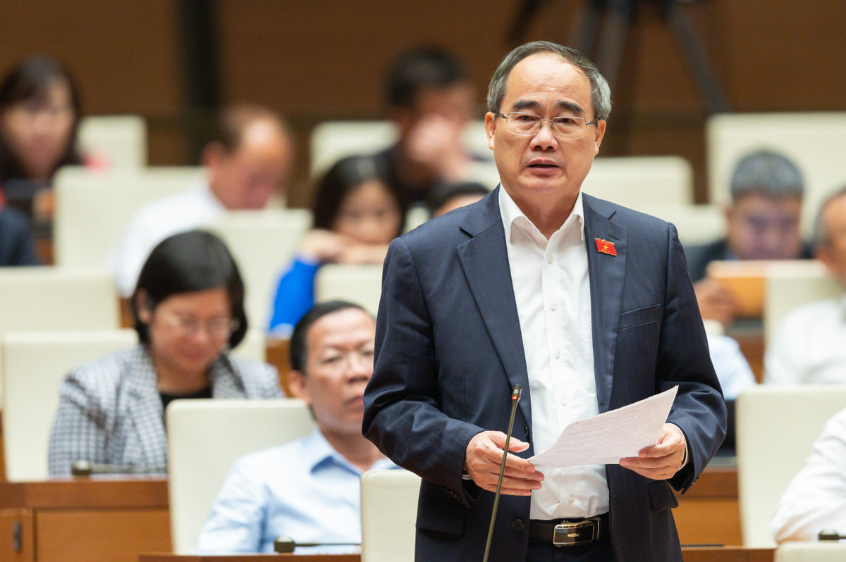  Đại biểu Nguyễn Thiện Nhân – Đoàn ĐBQH TPHCM: "Chúng ta nên có cơ chế là ở dưới nói thì trên nghe. Khi các bệnh viện có ý kiến thì làm thế nào Bộ Y tế, Chính phủ nghe, xử lý kịp thời." 