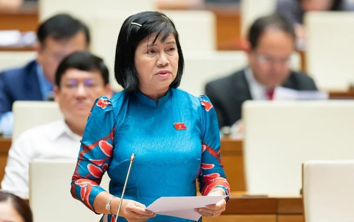  Đại biểu Nguyễn Thị Lệ Thủy – Đoàn ĐBQH tỉnh Bến Tre: "Pháp luật Việt Nam gần như luật nào cũng có nội dung giao trách nhiệm cho Ủy ban nhân dân cấp xã, nhưng nguồn lực được giao và chế độ chính sách thì chưa tương xứng, nhất là đối với người hoạt động không chuyên trách cấp xã là đối tượng ba không. Không giới hạn thời gian làm việc, có việc thì phải làm, không kể trong giờ hay ngoài giờ hành chính; không công tác phí, bảo hiểm xã hội, bảo hiểm y tế, phụ cấp thai sản, tai nạn cho dù phải thường xuyên cơ động trên địa bàn rộng và khó khăn, không được tăng lương cho dù có thâm niên bao nhiêu năm."