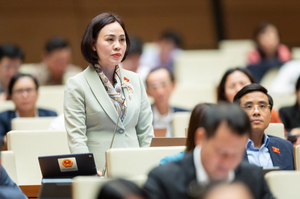  Đại biểu Trần Thị Hồng Thanh - Đoàn ĐBQH tỉnh Ninh Bình: "Có một nốt trầm, một nghịch lý đang diễn ra với năng suất lao động và thị trường lao động mà không chỉ tôi mà nhiều đại biểu, nhất là Chủ tịch Quốc hội, Thủ tướng Chính phủ trong báo cáo tại phiên khai mạc đều đang băn khoăn, đau đáu, đó là vì sao năng suất lao động chưa cao. Trong khi trình độ lao động, tiến bộ khoa học kỹ thuật ngày càng tăng, bài toán chênh lệch cung - cầu, vừa thừa, vừa thiếu lao động và làm thế nào để thích ứng với sự chuyển động của thị trường lao động theo xu hướng chuyển đổi số, cơ cấu ngành nghề và các mô hình việc làm mới hậu COVID-19."