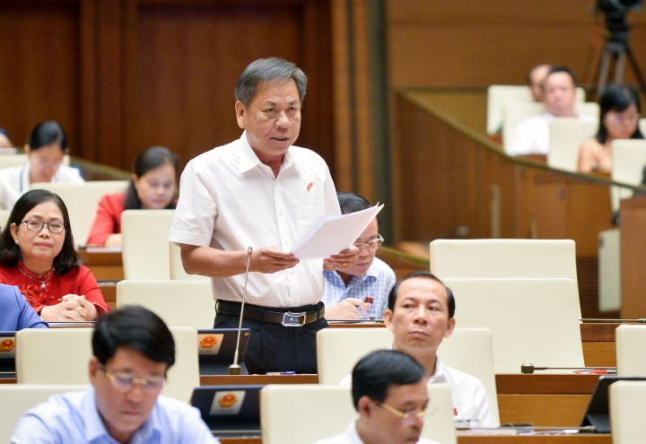  Đại biểu Trần Văn Sáu - Đoàn ĐBQH tỉnh Đồng Tháp: "Nếu nói sạt lở đang bủa vây đồng bằng sông Cửu Long cũng không sai. Cùng với triều cường, nước biển dâng của biến đổi khí hậu, việc khai thác cát tràn lan, sự can thiệp thô bạo của con người đã khiến cho sạt lở ngày càng nghiêm trọng, đe dọa đến tính mạng, đời sống của hàng chục ngàn hộ dân."