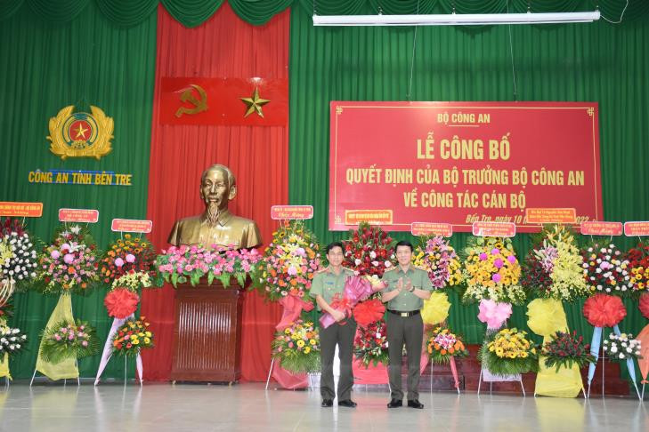 Thiếu tướng Huỳnh Văn Hải, Phó Cục trưởng Cục Tổ chức cán bộ, Bộ Công an đã thông báo quyết định của Bộ trưởng Bộ Công an về việc điều động Đại tá Võ Hùng Minh - Giám đốc Công an tỉnh Bến Tre đến nhận công tác và giữ chức vụ Phó Cục trưởng Cục An ninh nội địa. (Ảnh: Thứ trưởng Lương Tam Quang tặng hoa chúc mừng Đại tá Võ Hùng Minh).