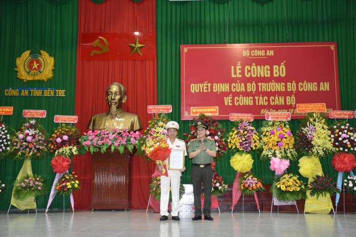 Chiều 10/10, tại Công an tỉnh Bến Tre, Bộ Công an tổ chức Lễ công bố Quyết định của Bộ trưởng Bộ Công an về công tác cán bộ. Thượng tướng Lương Tam Quang - Ủy viên Trung ương Đảng, Thứ trưởng Bộ Công an đã trao quyết định của Bộ trưởng Bộ Công an về việc điều động, bổ nhiệm Đại tá Trương Sơn Lâm - Phó Cục trưởng Cục An ninh mạng và Phòng chống tội phạm sử dụng công nghệ cao đến nhận công tác và giữ chức vụ Giám đốc Công an tỉnh Bến Tre.