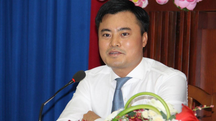 Ông Cường cũng khẳng định sẽ ưu tiên việc phát triển nhà ở xã hội, nhà ở giá rẻ, nhà ở dành cho công nhân và người dân có thu nhập thấp. Đẩy nhanh công tác cấp Giấy chứng nhận quyền sở hữu nhà ở đối với căn hộ chung cư; cũng như xây dựng các quy chế mẫu quản lý, vận hành các loại nhà chung cư để hạn chế các tranh chấp, mâu thuẫn trong quản lý, vận hành. Rút ngắn thời gian cấp Giấy chứng nhận quyền sử dụng đất, quyền sở hữu nhà ở và tài sản khác gắn liền với đất đối với nhà ở riêng lẻ sau xây dựng mới.